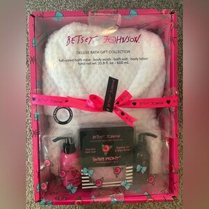 NWB! Betsey Johnson White Plush Peony Bath Set!